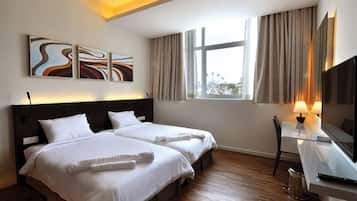 Chambre Deluxe avec lits jumeaux | Coffres-forts dans les chambres, bureau