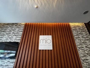 A reception desk with a sign reading "mio boutique hotel". - Mio Boutique Hotel Melaka (Malacca City)