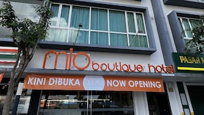 A modern building with a boutique hotel and a visible sign for 'KINI DIBUKA'. - Mio Boutique Hotel Melaka (Malacca City)