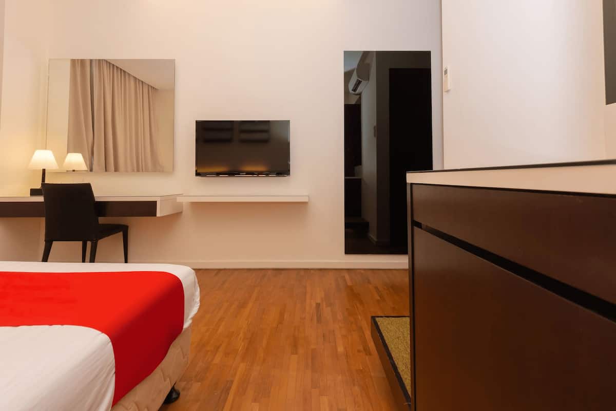 Caja de seguridad en la habitación y escritorio