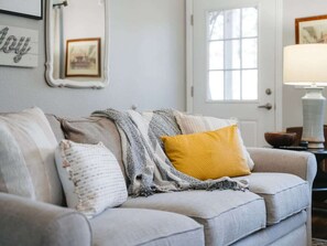 Fernseher, Bücher, Arbeitsbereiche