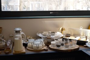 Tägliches Frühstücksbuffet gegen Gebühr