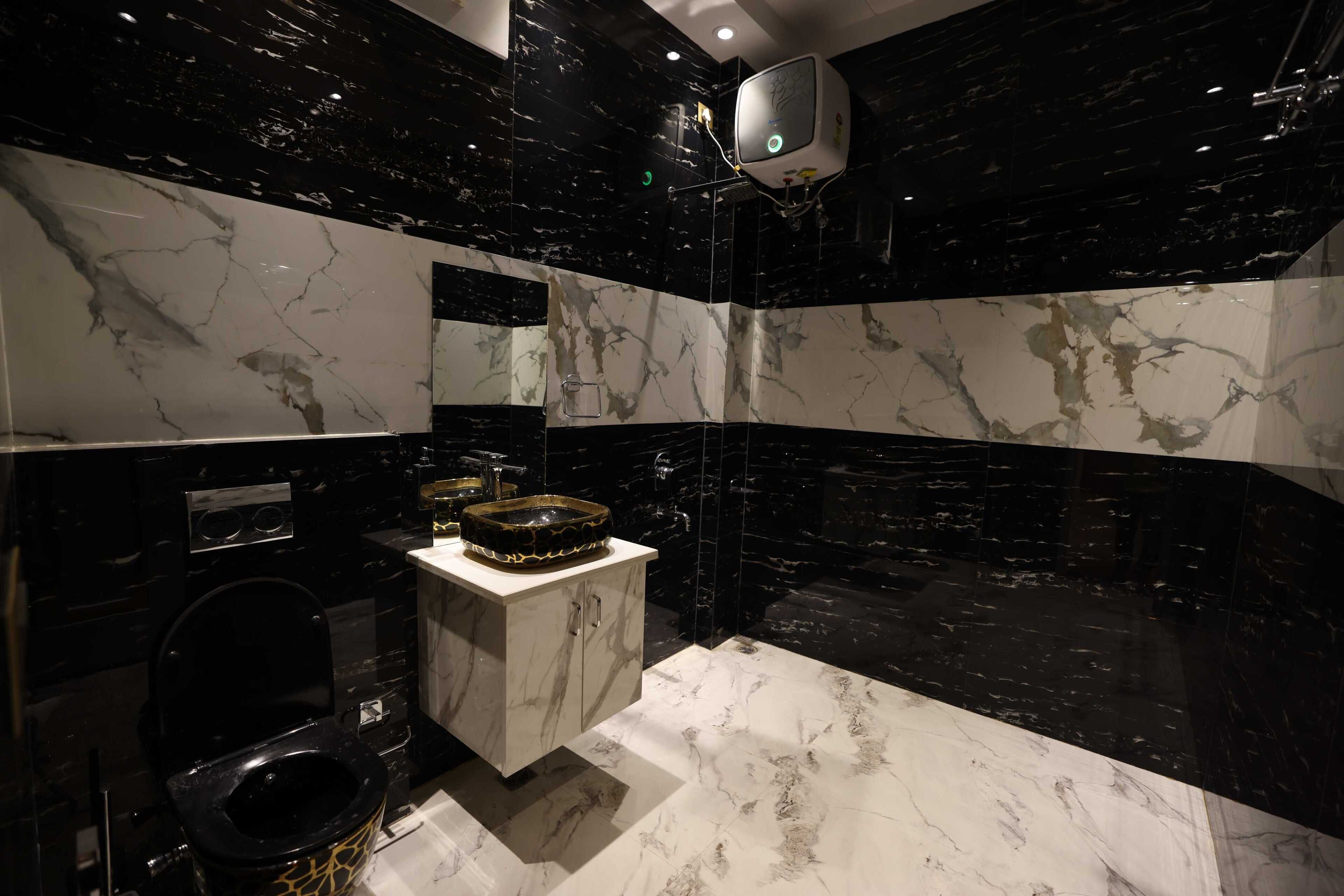Economy Room | Bathroom | Free toiletries, slippers