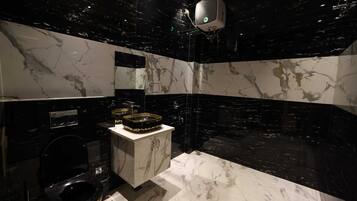 Economy Room | Bathroom | Free toiletries, slippers