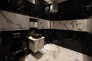 Quarto econômico | Banheiro | Produtos de toalete grátis, chinelos