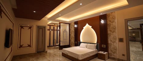 Deluxe Room, 1 King Bed | 1 bedroom, free WiFi