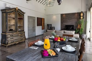 Vila, 3 quartos, para fumantes, piscina particular | Área de estar