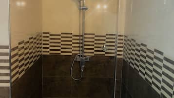 Comfort Triple Room | Bathroom | Free toiletries