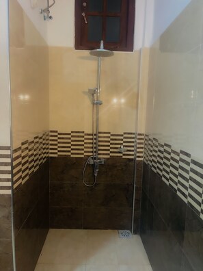 Comfort Triple Room | Bathroom | Free toiletries - Victoria Nature Resort Digana (Digana)
