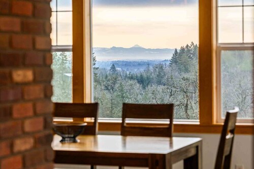 Picturesque Vineyard and Valley Views, Quiet and Private Setting, Huge Deck, *Complimentary Wine*