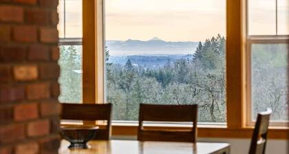 Picturesque Vineyard and Valley Views, Quiet and Private Setting, Huge Deck, *Complimentary Wine*