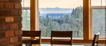 Picturesque Vineyard and Valley Views, Quiet and Private Setting, Huge Deck, *Complimentary Wine*