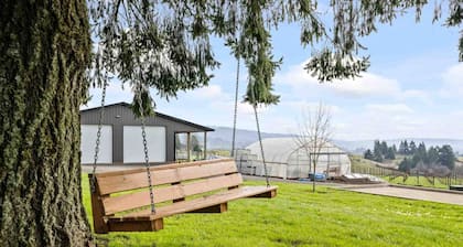 Picturesque Vineyard and Valley Views, Quiet and Private Setting, Huge Deck, *Complimentary Wine*