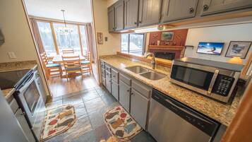 Signature Condo, Multiple Beds, Balcony, Mountain View (Montezuma 1763) | Private kitchen | Full-sized fridge, microwave, oven, stovetop