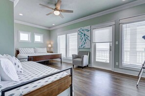 5 bedrooms, iron/ironing board, WiFi, bed sheets - Endless Horizons Beachfront (Crystal Beach)