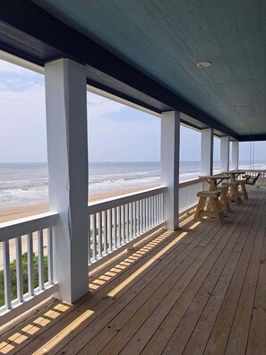 Outdoor dining - Endless Horizons Beachfront (Crystal Beach)