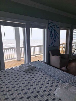 5 bedrooms, iron/ironing board, WiFi, bed sheets - Endless Horizons Beachfront (Crystal Beach)