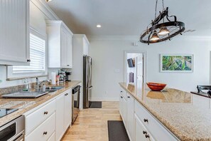 Køleskab, mikrobølgeovn, ovn, kogeplade