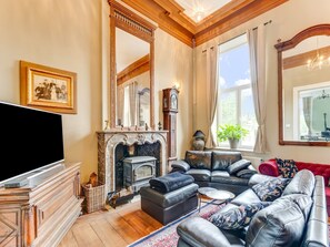 Una televisión, una chimenea, un reproductor estéreo