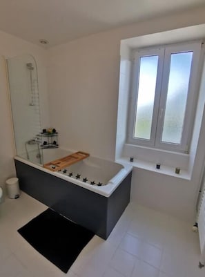 Dusche, Haartrockner, HandtĂŒcher, Seife