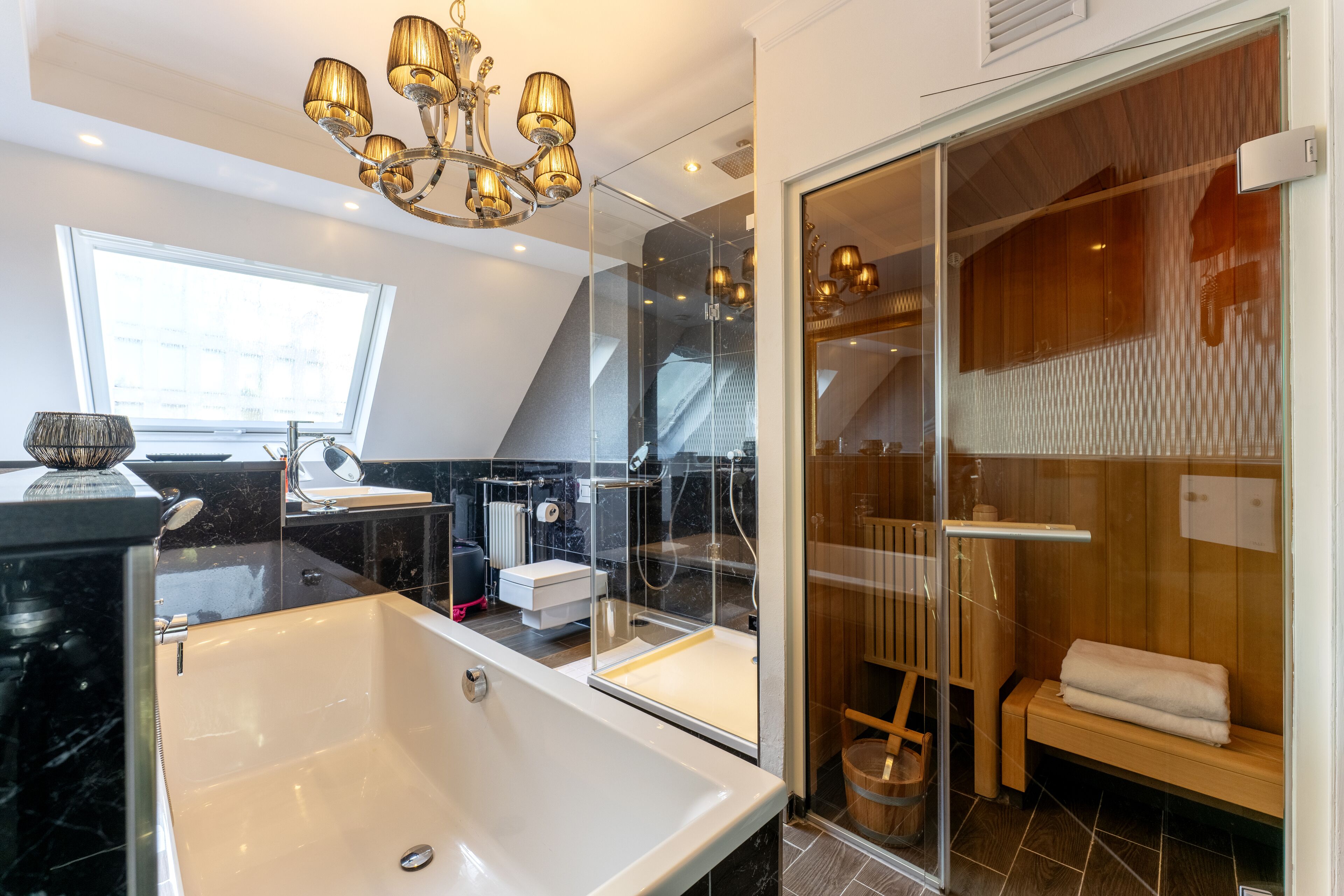 Deluxe Room (Nr. 6 - Josephine) | Bathroom | Shower, rainfall showerhead, free toiletries, hair dryer