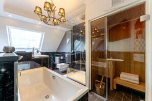 Habitación Deluxe (Nr. 6 - Josephine) | Baño | Regadera, regadera tipo lluvia, amenidades de baño gratuitas 