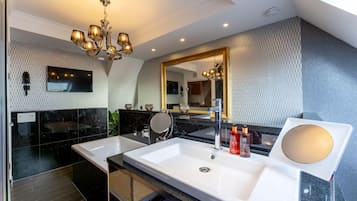 Deluxe Room (Nr. 6 - Josephine) | Bathroom | Shower, rainfall showerhead, free toiletries, hair dryer