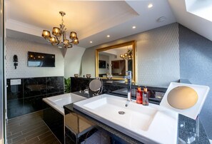 Deluxe Room | Bathroom