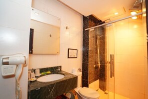 Dusche, kostenlose Toilettenartikel, Haartrockner, Bidet