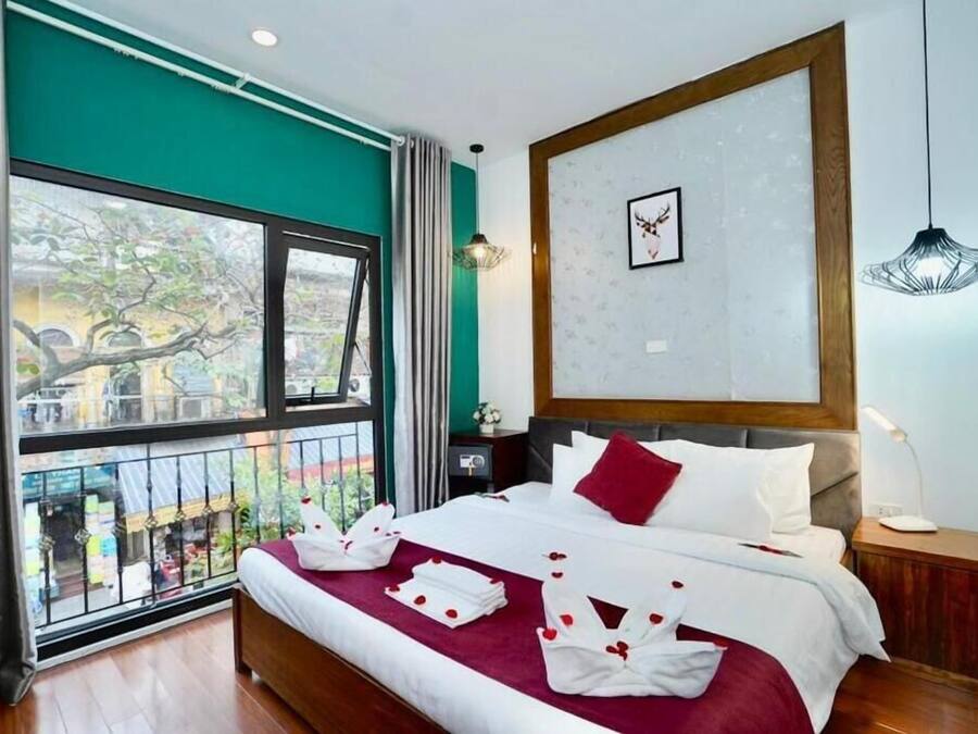 Junior Suite | Minibar, in-room safe, individually decorated, individually furnished