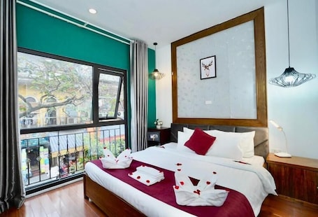 Junior Suite | Minibar, in-room safe, individually decorated, individually furnished