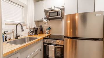 Refrigerador, microondas, cafetera y tetera y utensilios de cocina