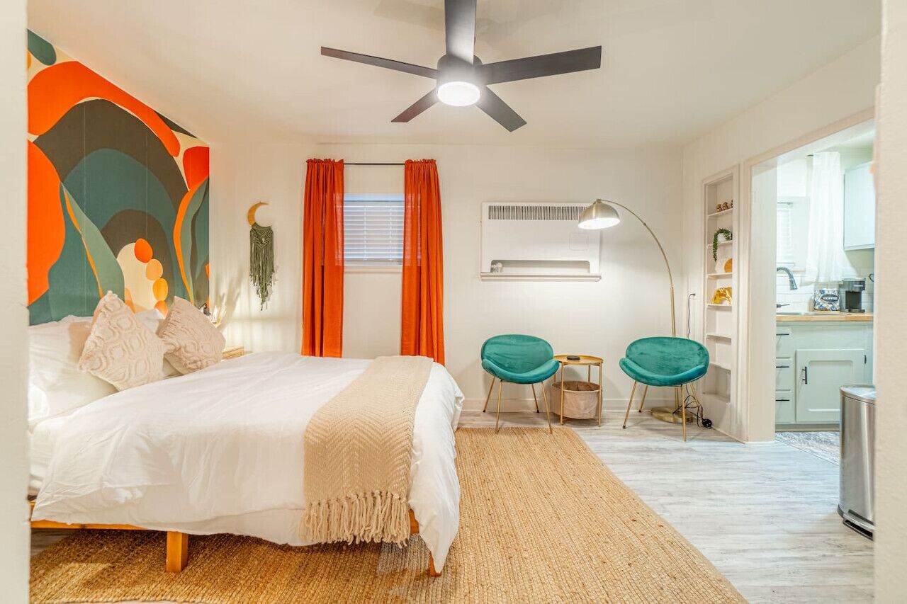 Tabla de planchar con plancha, wifi gratis y ropa de cama 