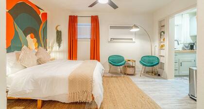 Riverside Luxe: Stylish Designer Retreat