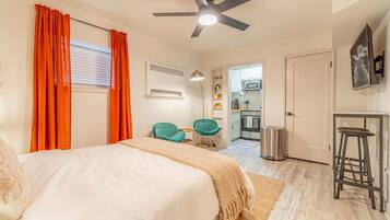 Tabla de planchar con plancha, wifi gratis y ropa de cama