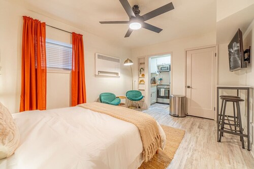 Riverside Luxe: Stylish Designer Retreat