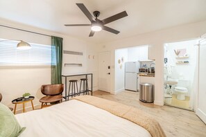 Tabla de planchar con plancha, wifi y ropa de cama 