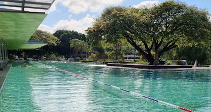 Cosy & Convenient: pools, shops, uni, hospital