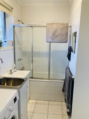 ヘアドライヤー、タオル、石鹸、トイレットペーパー