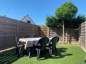 Outdoor dining - Seastar - Quietly located 2 bedroom cottage within walking distance to the beach. (Bredene)