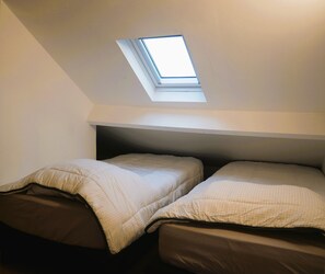 2 bedrooms, free WiFi - Seastar - Quietly located 2 bedroom cottage within walking distance to the beach. (Bredene)