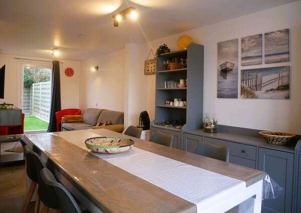 Dining - Seastar - Quietly located 2 bedroom cottage within walking distance to the beach. (Bredene)