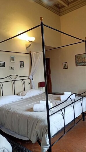 Habitación clásica | Escritorio, tabla de planchar con plancha, wifi gratis