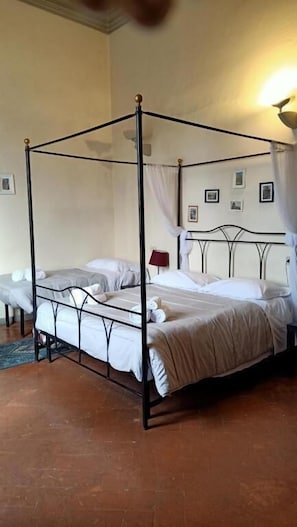 Chambre Triple | Bureau, fer et planche à repasser, Wi-Fi gratuit