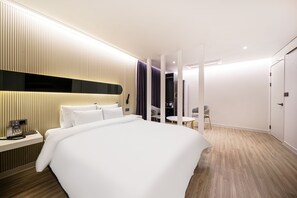 Superior Twin Room | Living area | Flat-screen TV, heated floors - Brown Dot Hotel Pungam (Gwangju)