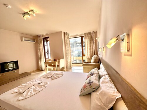 MENADA  * Pomorie bay * Cozy studio