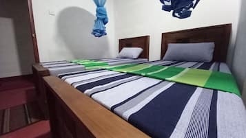 Escritorio, cortinas blackout y tabla de planchar con plancha