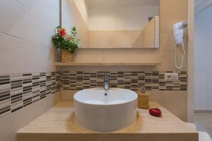 Bruser, hårtørrer, bidet, håndklæder
