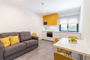 Familienapartment | Wohnbereich | 32-Zoll-LCD-Fernseher mit Digitalempfang