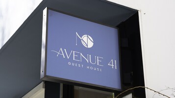 Señal para la Casa de Huéspedes Avenida 41.
